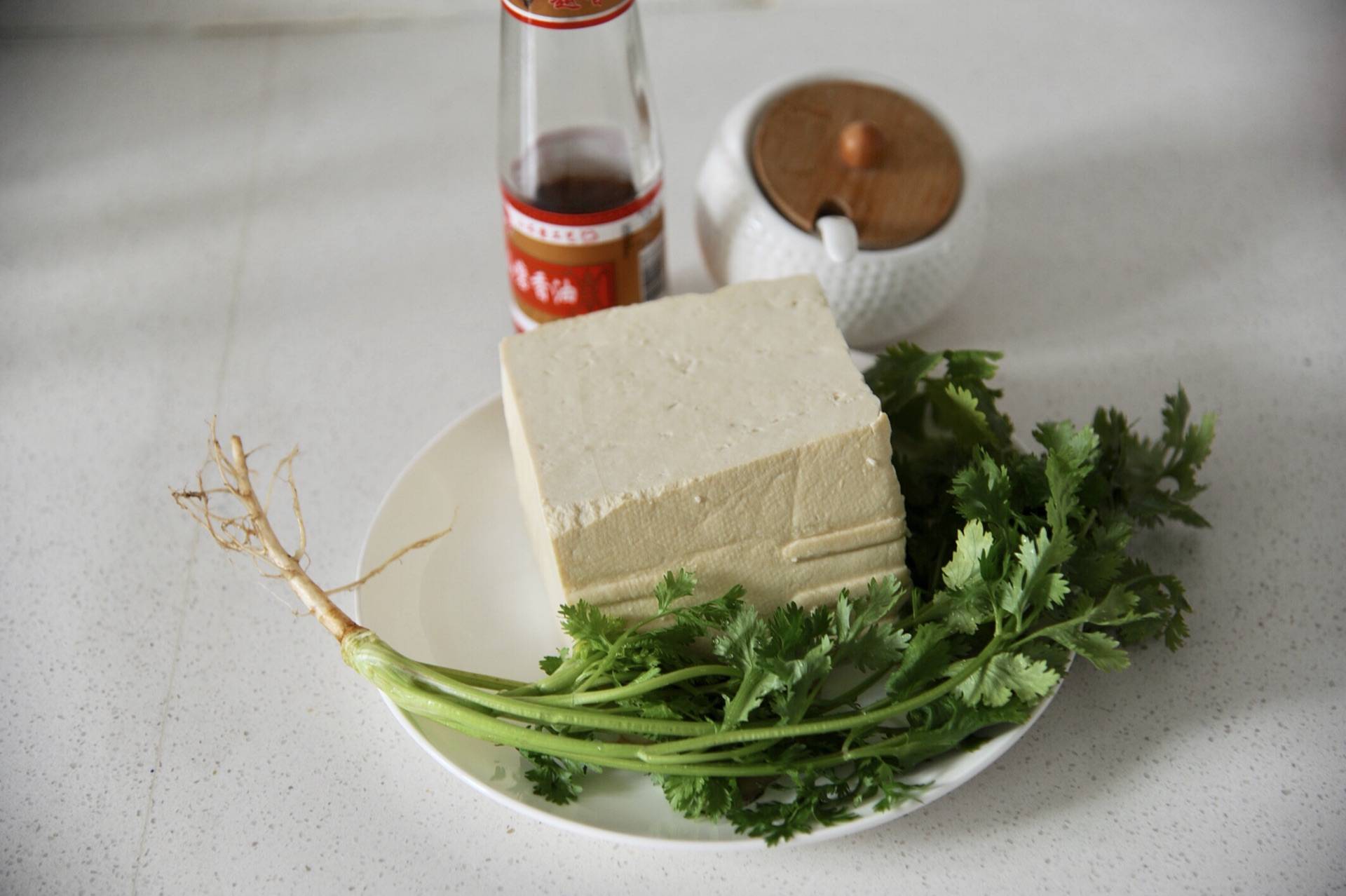 原创1块豆腐1根香菜简单拌一拌就上桌经济实惠又美味
