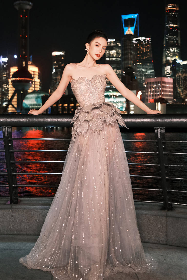 整体 金晨才是时尚界的Queen，三套抹胸高挑造型，诠释了美的定义