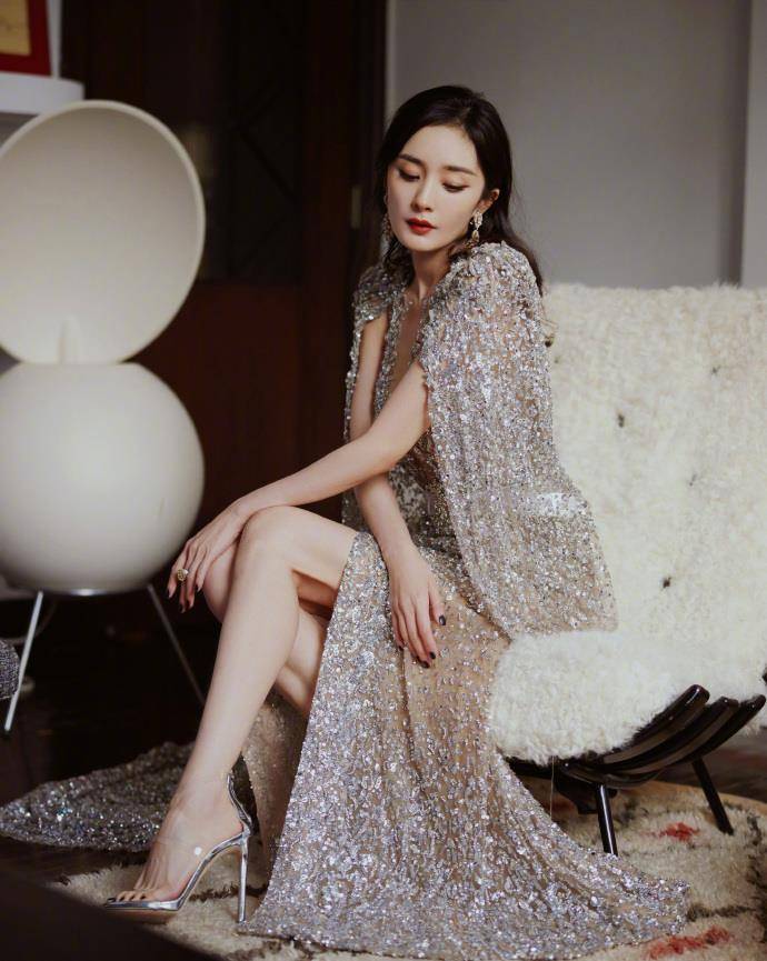 服装 85花盛典同台争艳！杨幂接连换三套服装，刘诗诗、唐嫣紧随其后