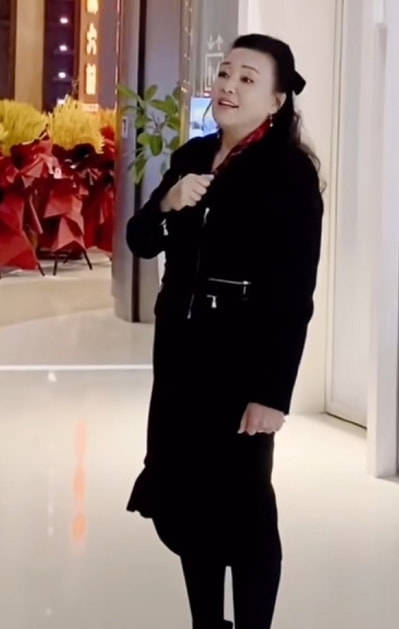 高跟 张兰是个潮奶奶,63岁穿大衣踩高跟短靴,比年轻人打扮的还时髦!