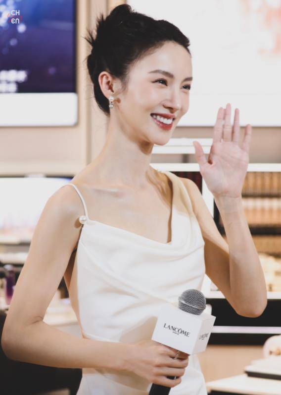 身材 金晨的天鹅颈太美了,穿大红裙海边走秀,优雅身姿曼妙绝伦