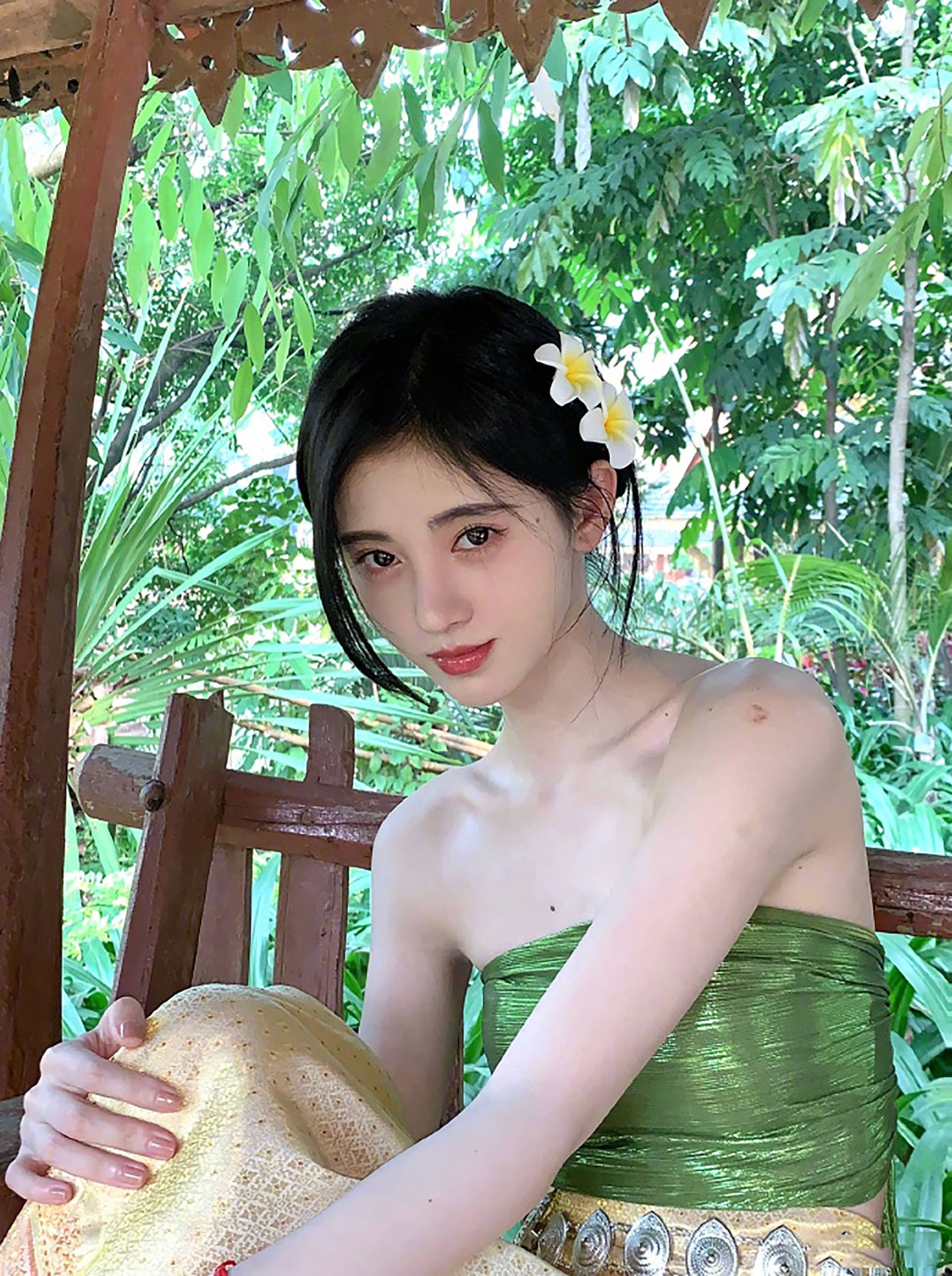 面的学不会鞠婧祎的“倒三角”眼妆，但是我能拥有她的同款口红