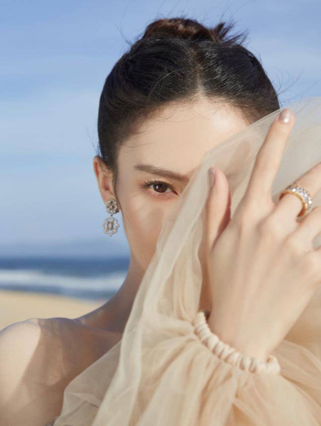 身材 金晨的天鹅颈太美了,穿大红裙海边走秀,优雅身姿曼妙绝伦