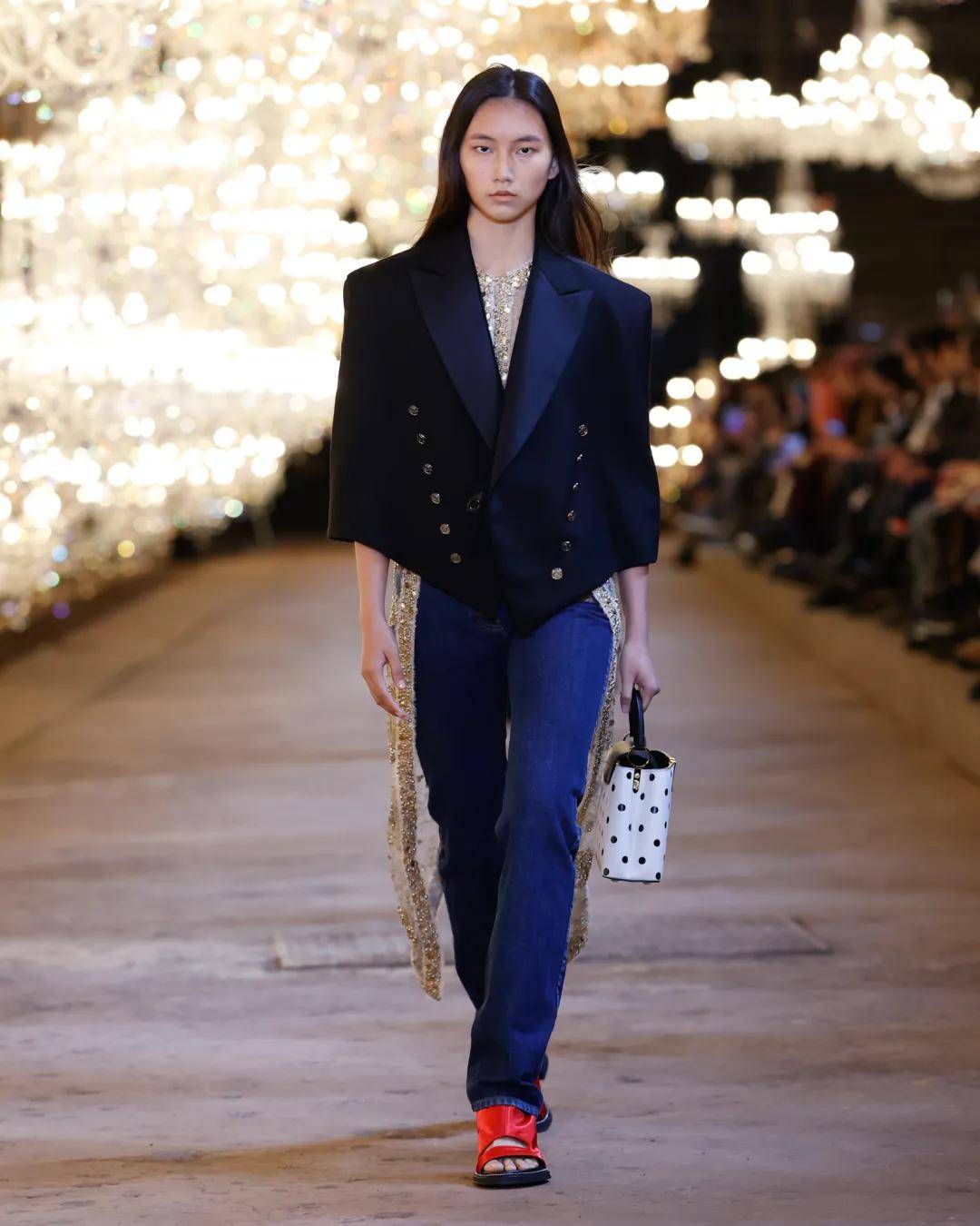Vuitton 路易威登运1200盏华灯来上海办舞会,章子怡刘嘉玲舒淇全来了!