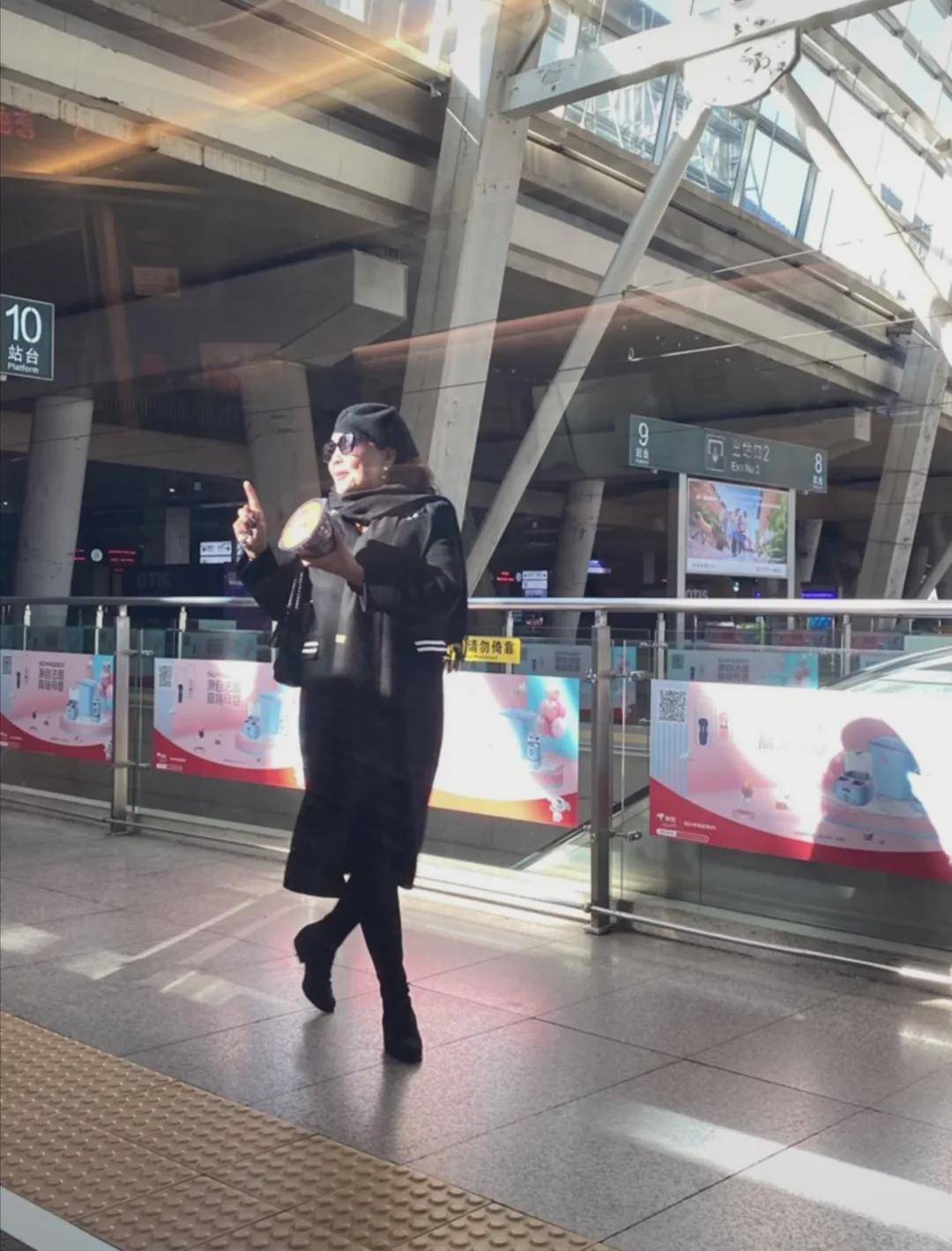 高跟 张兰是个潮奶奶,63岁穿大衣踩高跟短靴,比年轻人打扮的还时髦!