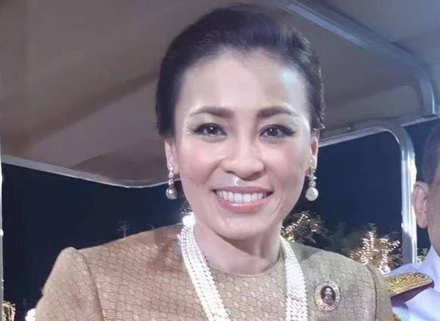 原创43岁苏提达露馅发布公务照忘记ps泰国最美王后颜值崩塌