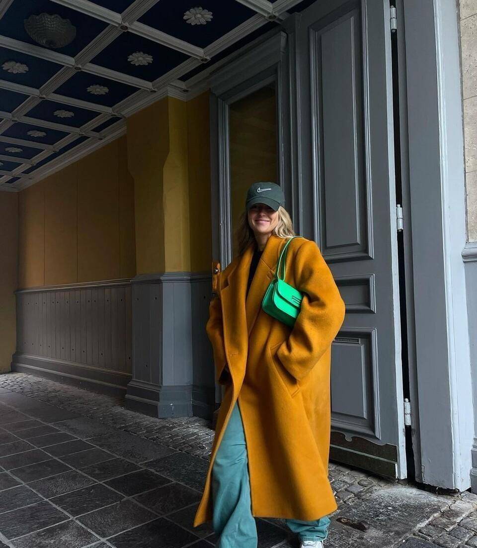 蓝色 穿大衣别老选黑白的了，今年冬天流行彩色大衣，赶时髦的来看看