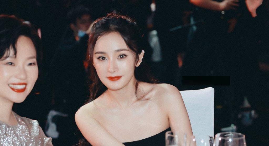 服装 85花盛典同台争艳！杨幂接连换三套服装，刘诗诗、唐嫣紧随其后