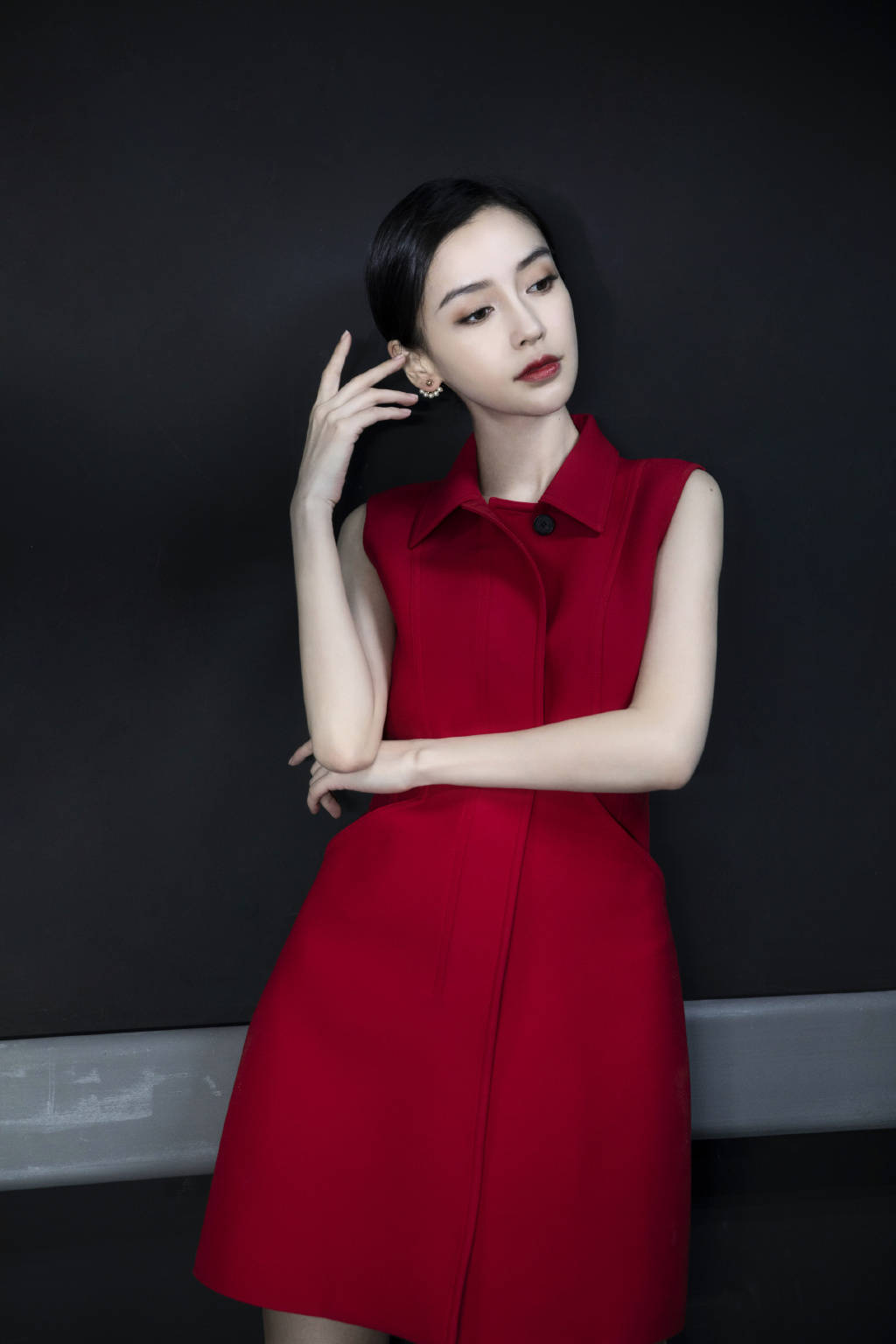 棕色简单易上手的基础妆容，大地色眼影搭配红棕色唇妆，新手也能学会
