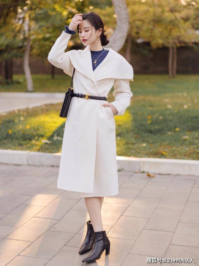 较大的 色彩的选择黄色衣服会很显气质高贵色彩，较大的领子在冬天可以起到保暖的作用