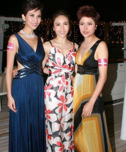 设计 蔡少芬早期照片曝光，穿藏蓝色露背裙配“猫眼妆”，妖艳感十足