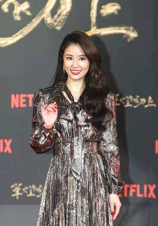 服装 林心如为新剧做宣传，搭配质感金属裙好酷，红唇卷发气质好