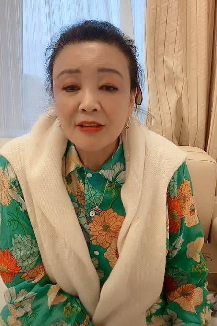 高跟 张兰是个潮奶奶,63岁穿大衣踩高跟短靴,比年轻人打扮的还时髦!