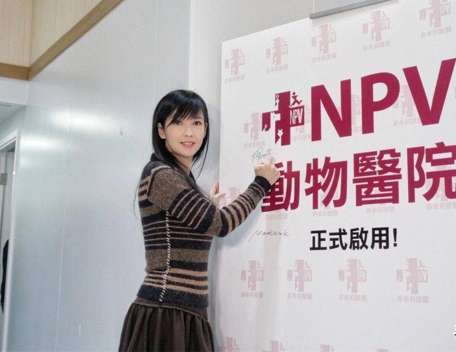 感觉周慧敏合影不怕露皱纹，大方出镜接受衰老的容颜，真实一点不装！