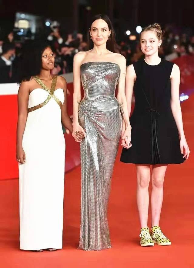 文化 皮特大闺女希洛惊艳红毯,穿印花礼服挺美,脸型就是“复合体”