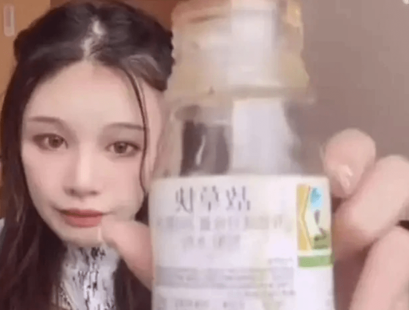 喝农药自杀的女网红，骨灰被u201c掉包u201d去做冥婚，主谋回应没多大事_小猫 