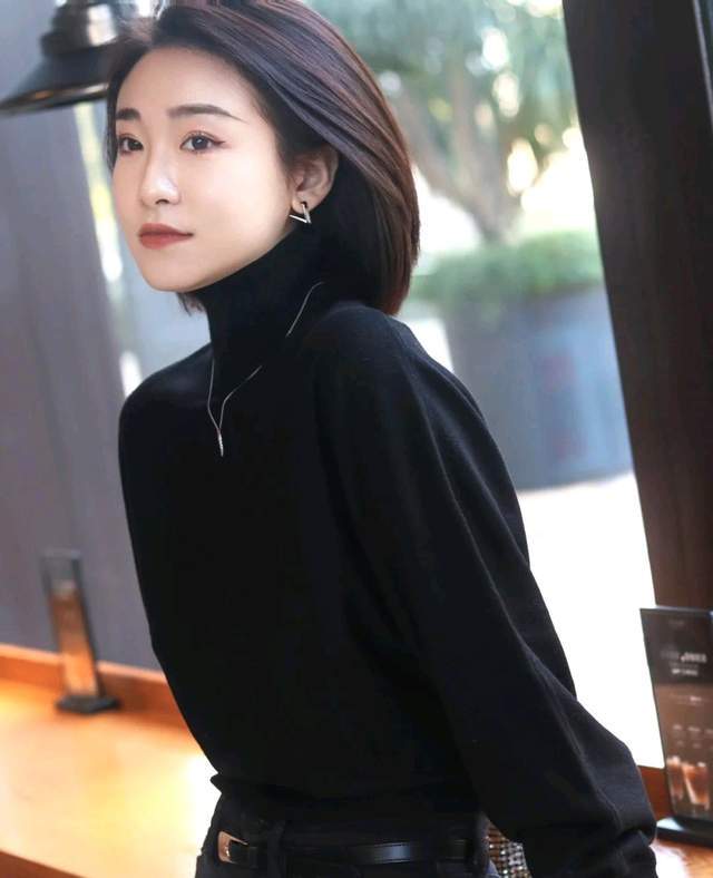 黑色 这才是毛衣的正确穿搭，简单优雅又减龄，轻松穿出20岁的感觉