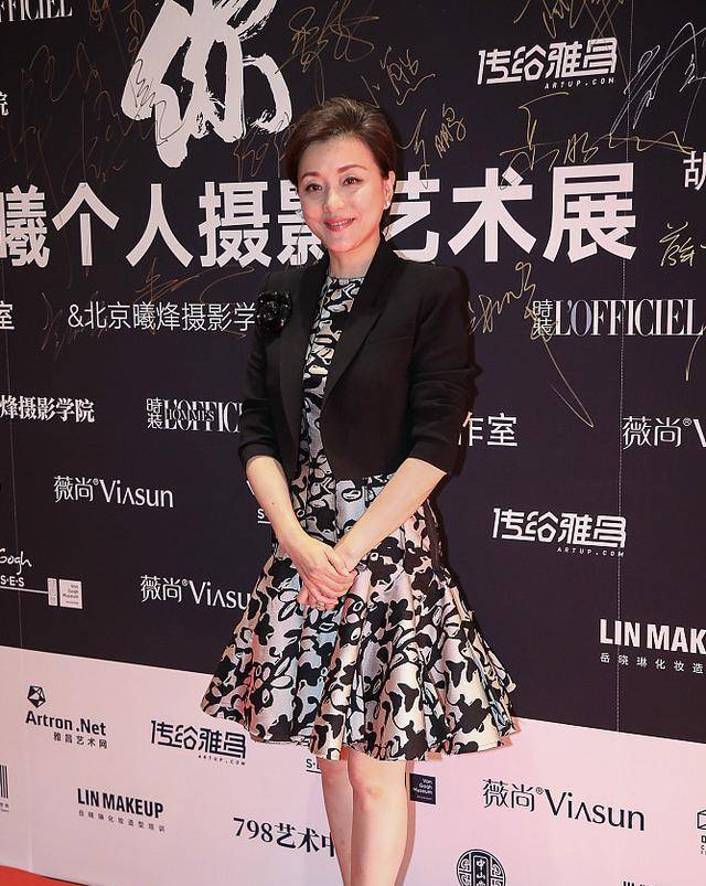 杨兰 51岁杨澜近照曝光，年过半百身段婀娜，一袭印花礼裙看得我羡慕了