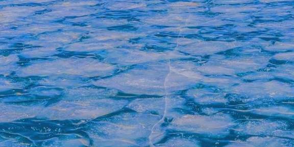 冬季的贝加尔湖美如画，梦幻蓝冰和气泡冰，让人惊叹