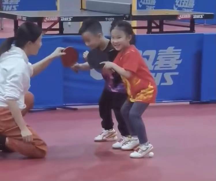 双腿|王楠安排女儿悬空踩球，双腿跪地教导孩子，严格督促：不许偷懒！