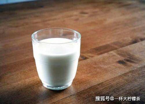 篇1.饮酒前先喝一杯牛奶，或吃几片面包，勿空腹喝酒，以免刺激胃黏膜。2.喝酒时多吃豆制品，其中的卵磷