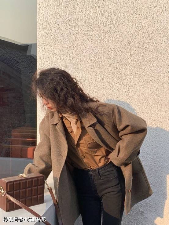 多花钱 50+女性冬季穿搭记住这2点,无需多花钱,就能体面又精致