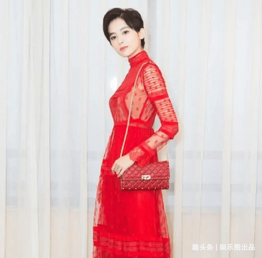 身材古力娜扎留短发后大变样，透视裙穿成奶奶裙，脸型像被P过一样