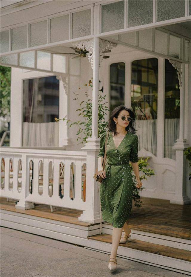 穆勒 真正懂时尚的女人，穿裙子从来不配高跟鞋，看三木博主你就知道了