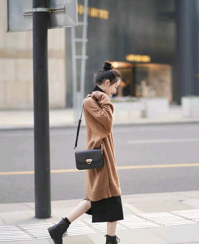 黑色 这才是毛衣的正确穿搭,简单优雅又减龄,轻松穿出20岁的感觉