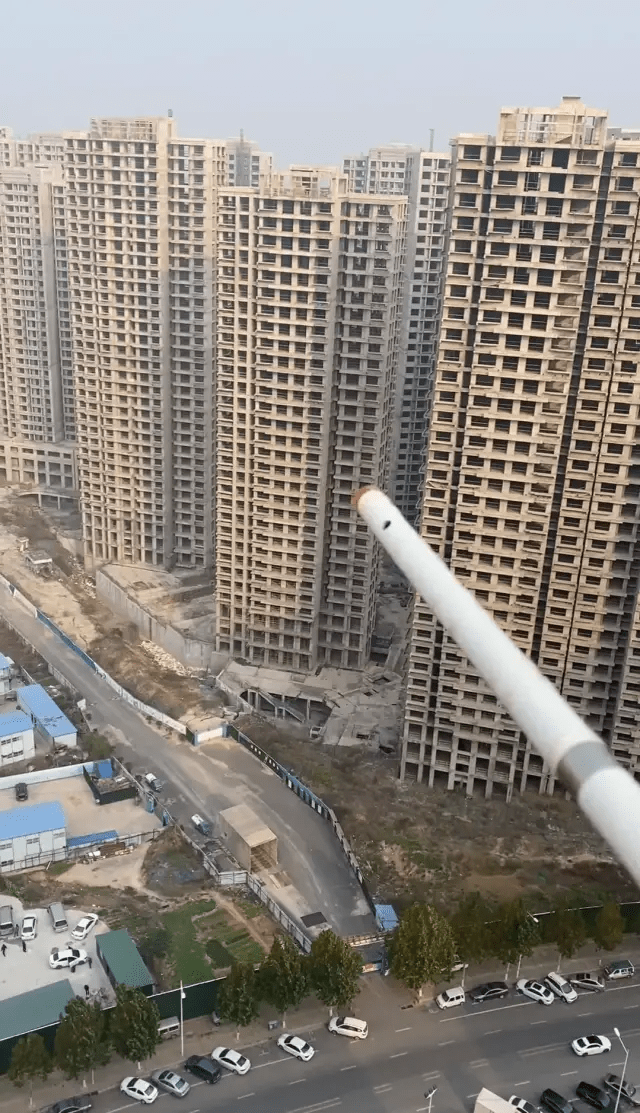 这是郑州最大的烂尾楼,让六千多名业主无家可归.