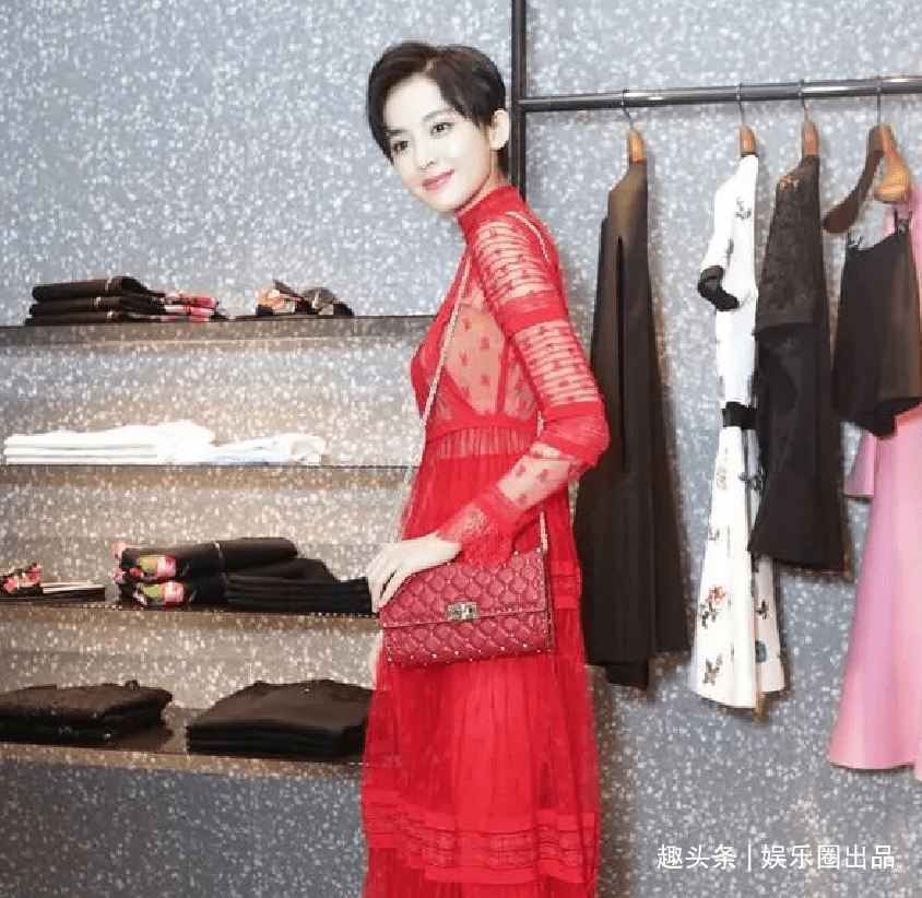 身材古力娜扎留短发后大变样，透视裙穿成奶奶裙，脸型像被P过一样