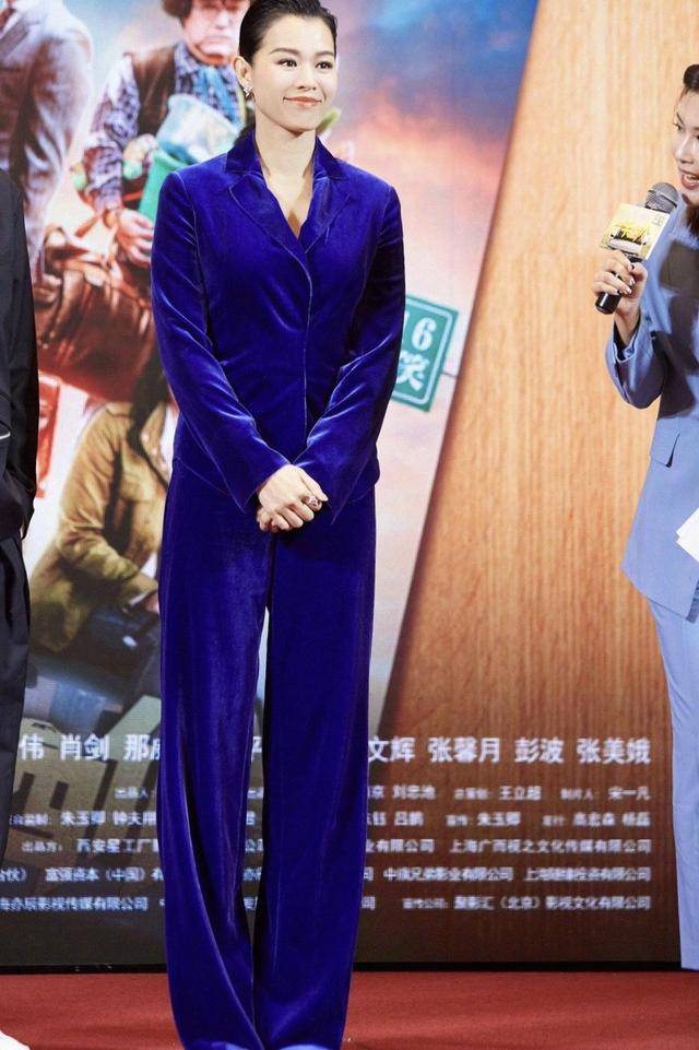 胡杏儿 胡杏儿身材虽然微胖，但穿衣品味出众，穿红色连体裤简约高级