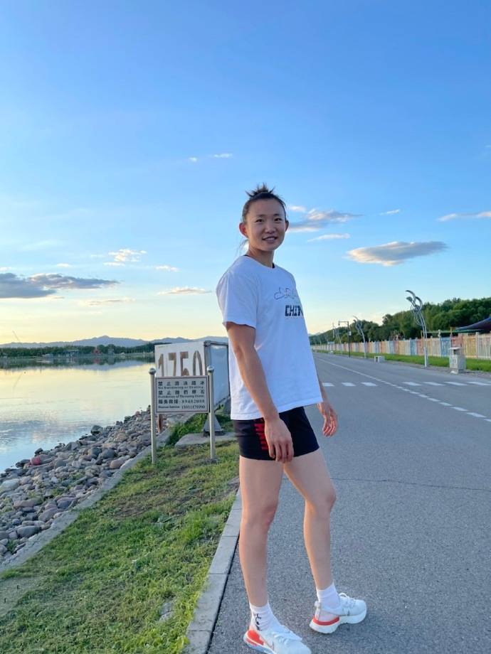 中国冠军夫妇大婚,1米96新郎帅气,新娘化妆前后差距大_马青比