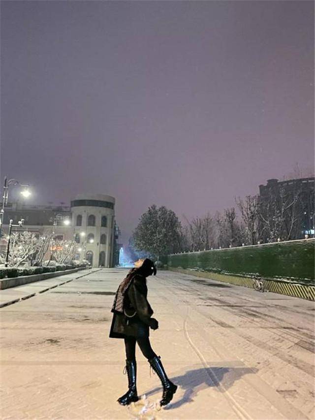 方面 女人过了50岁，不管穿大衣还是羽绒服，少搭这4双鞋，邋遢掉档次