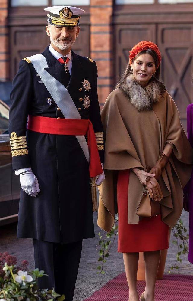 服装 西班牙王后不怕冷,竟然用“斗篷”大衣配连衣裙,为王室形象拼了