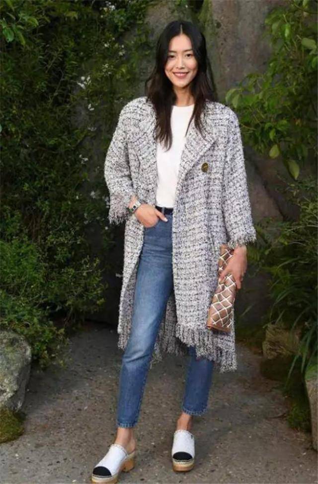 套装 女人过了40岁别瞎穿，今冬流行的“小香风”，过年照着穿就很洋气