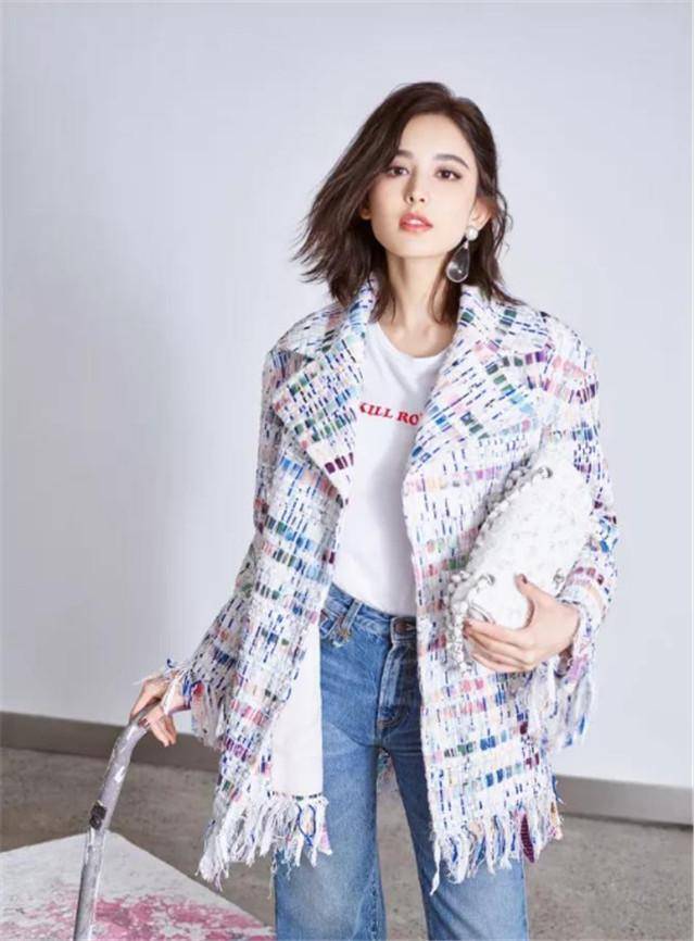 套装 女人过了40岁别瞎穿，今冬流行的“小香风”，过年照着穿就很洋气