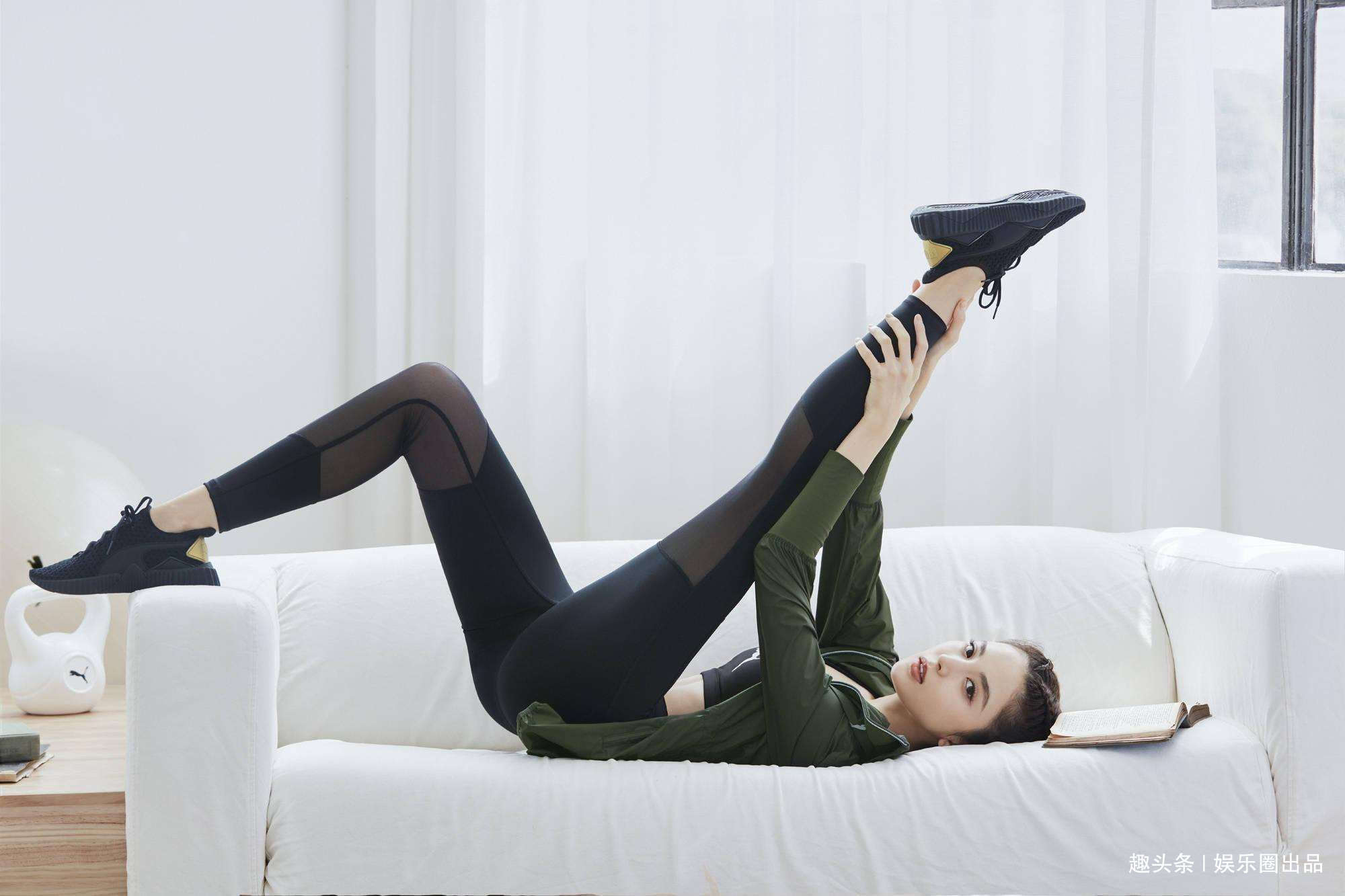 观众 27岁古力娜扎穿运动装拍照，穿外套形同虚设，好身材完全藏不住