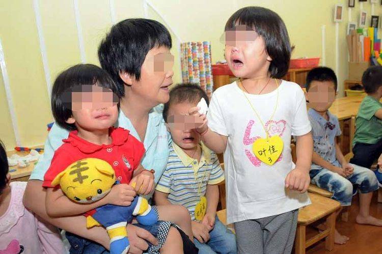 小朋友在幼儿园受伤了要怎么解决 02303a683ed6412b8519969bbd13c058.jpeg
