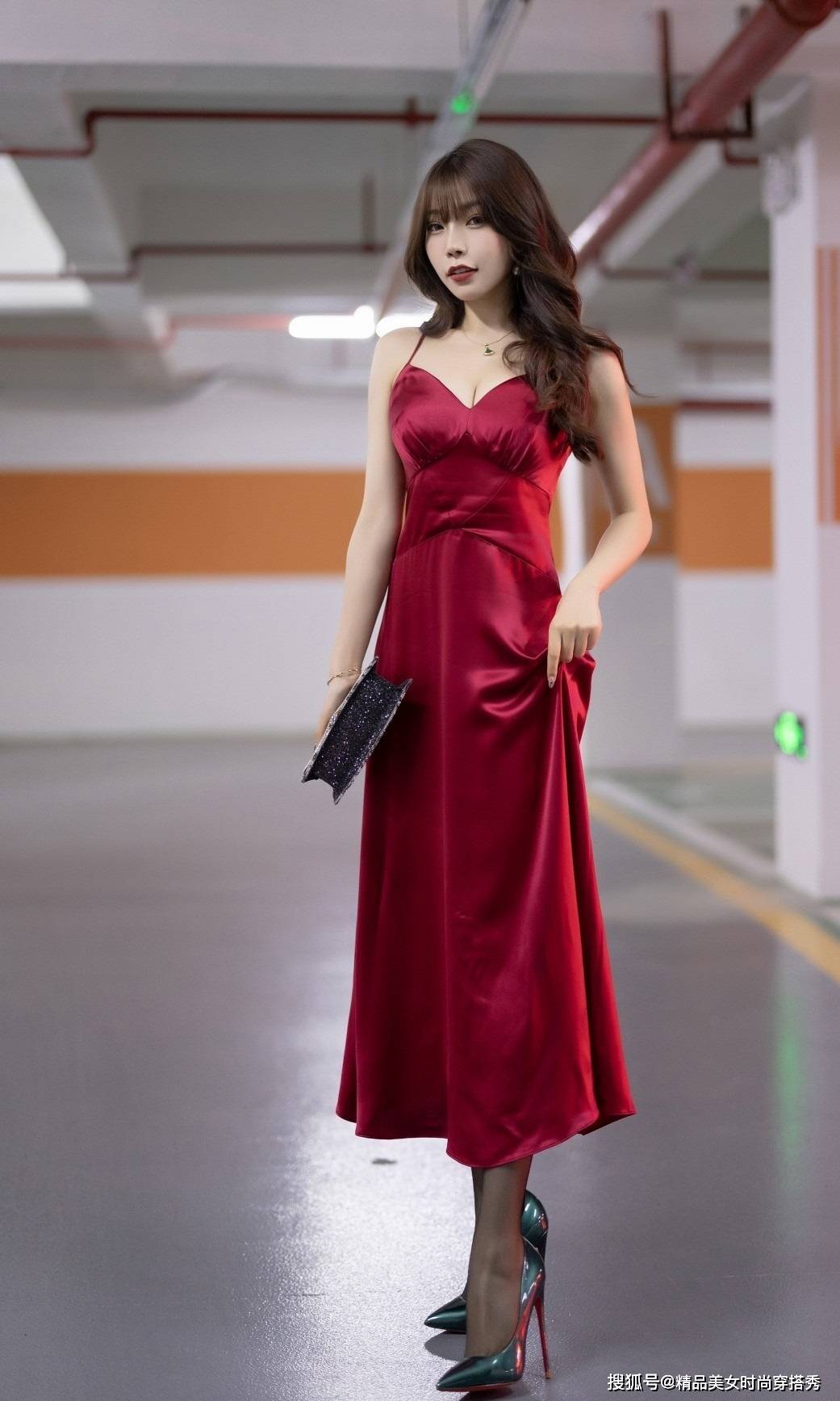 吊带 过膝的红色吊带长裙搭配一双时尚的高跟鞋，优雅的女人味尽显
