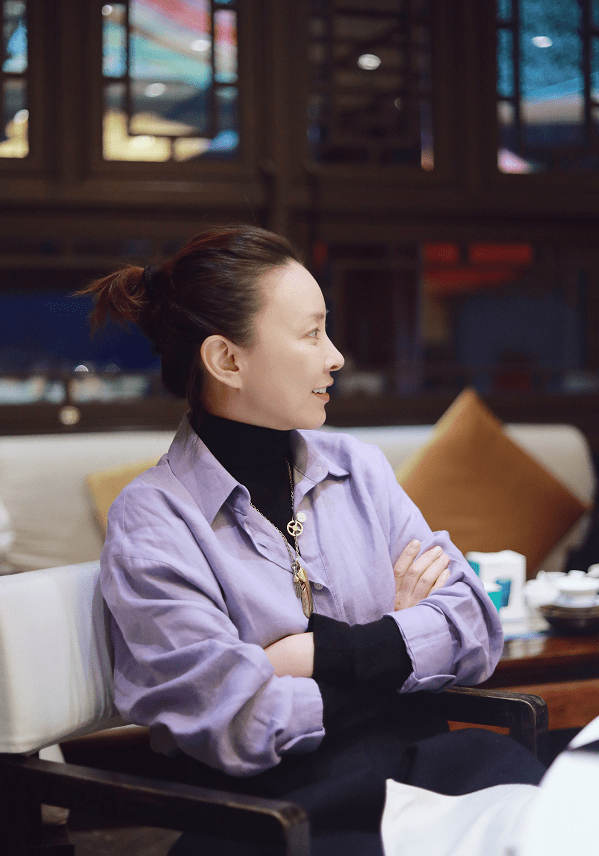 季节 刘威葳示范“四季衬衫”穿搭法，44岁也敢下衣失踪，美得挺高调
