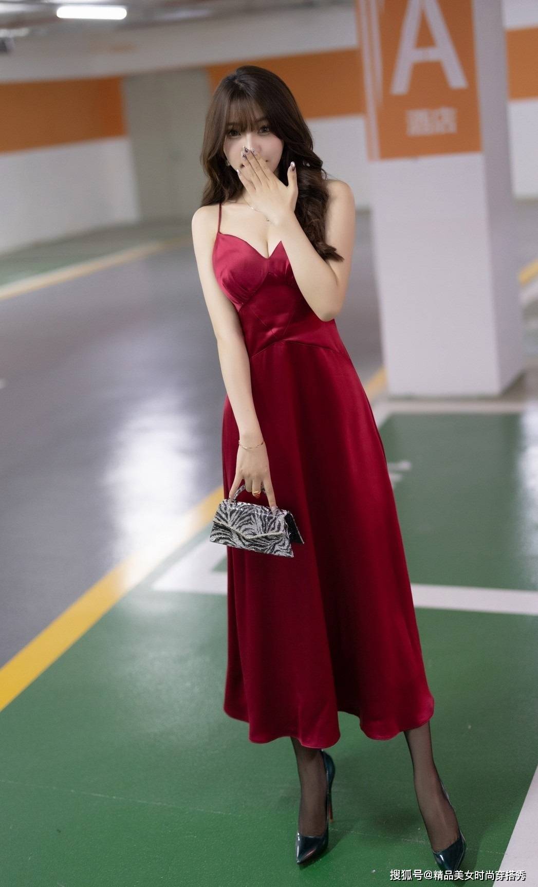 吊带 过膝的红色吊带长裙搭配一双时尚的高跟鞋，优雅的女人味尽显