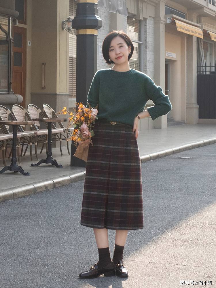 黑色 这位小姐姐真会打扮，“毛衣”都能穿出与众不同的气质，值得借鉴