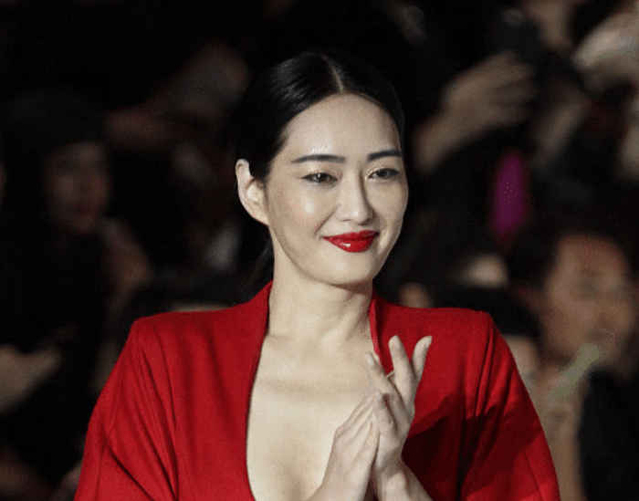 观众 年过半百的孟广美还挺“大胆”,穿红裙都要“一步到胃”,太惹眼