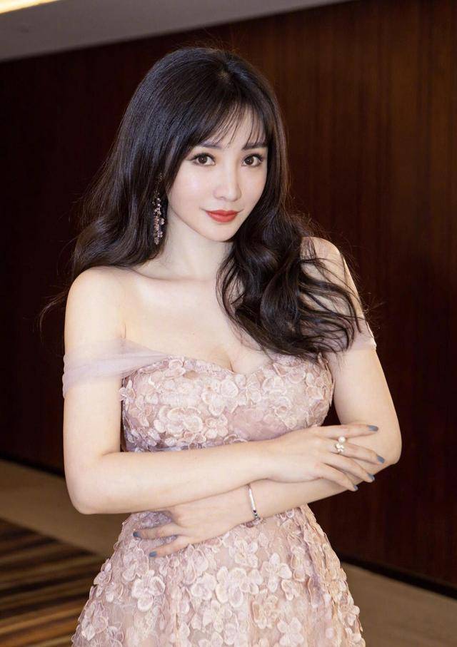 曲线 柳岩身材真丰满！一袭抹胸连衣裙大秀事业线性感高级，凹凸感真好