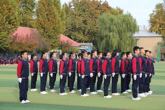 六年级的同学们步伐整齐,意志坚定,口号嘹亮,动作有力,充分展示了他们