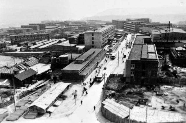 70年代安康市:巴山路江南电影院、亚运会圣火传递、三轮车考驾照