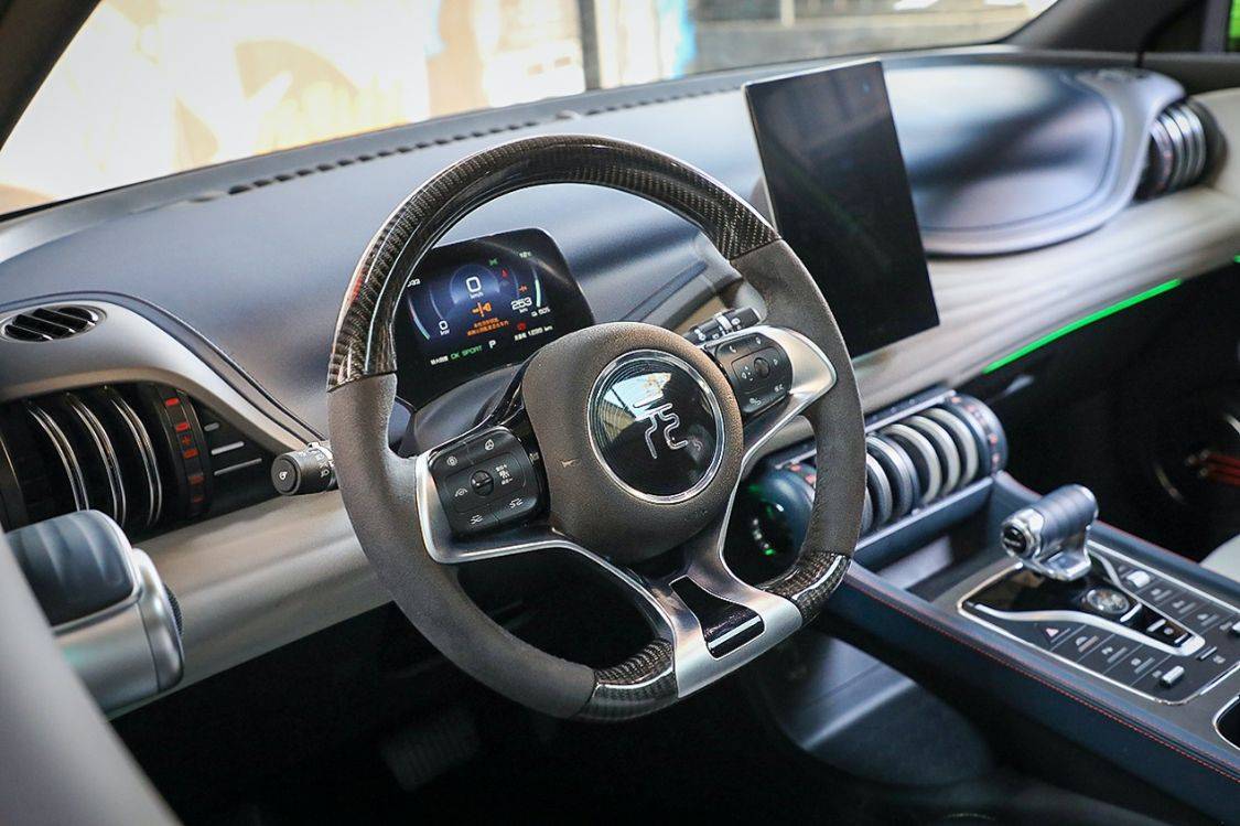 进入车内,元plus内饰中流畅的线条以及极具科技感的内装搭配映入眼帘