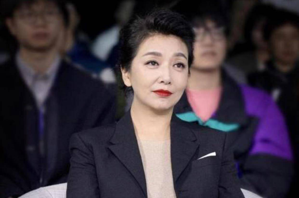 鹅蛋脸俞飞鸿皮肤紧致，郝蕾、袁立面部浮肿，下颚线对颜值的影响有多大