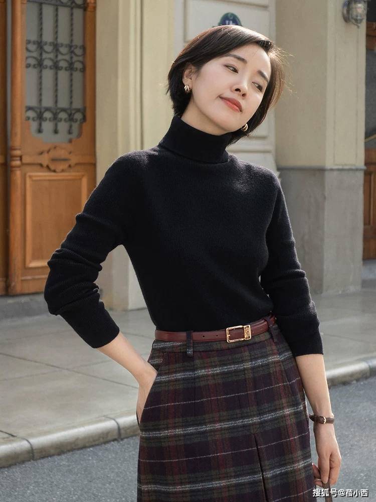 黑色 这位小姐姐真会打扮,“毛衣”都能穿出与众不同的气质,值得借鉴